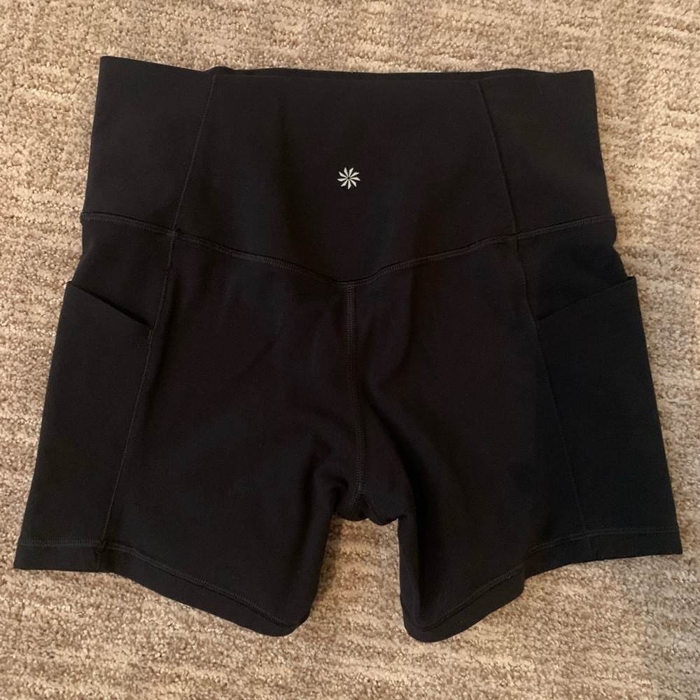 Athleta Salutation Stash 5” pocket biker short